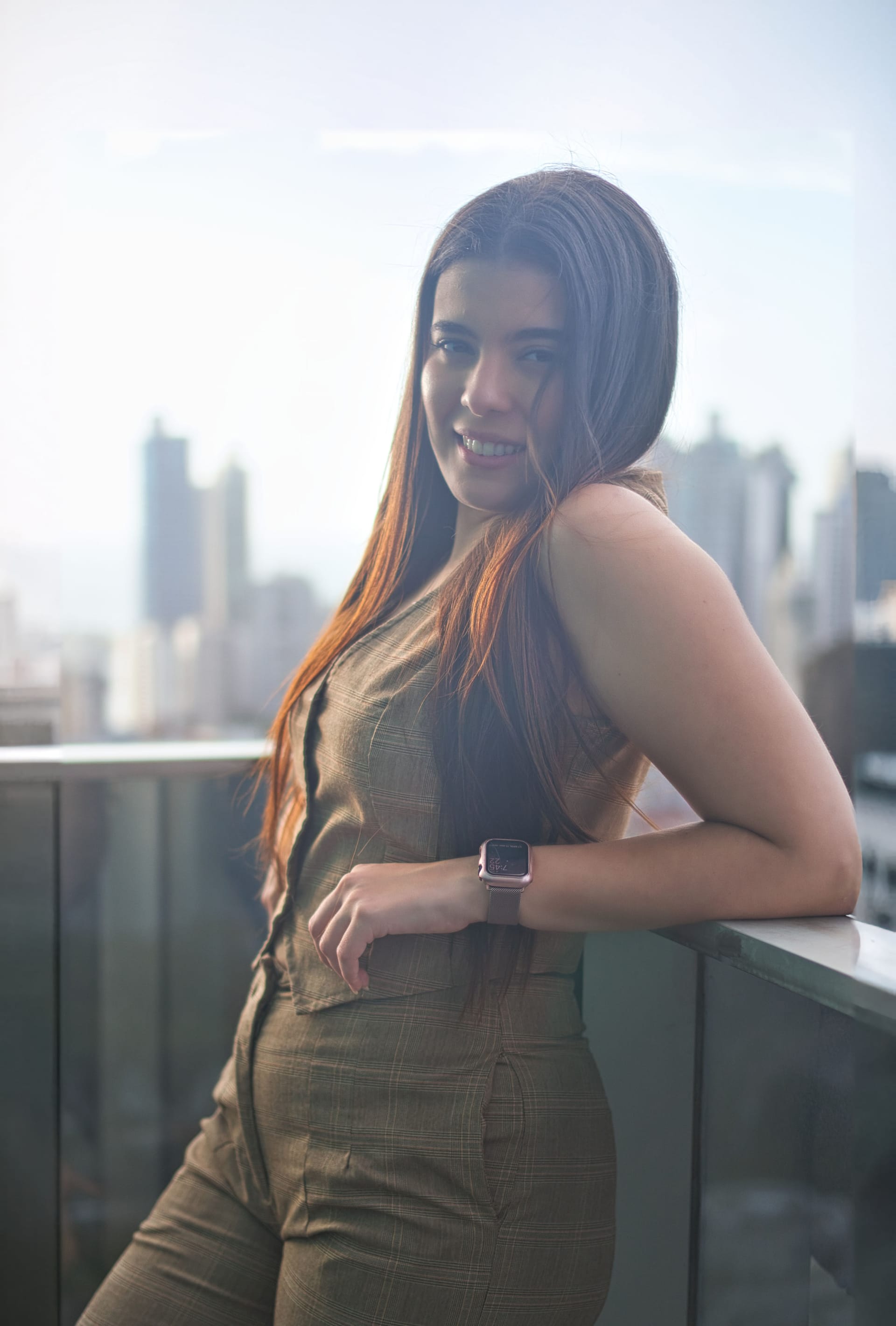 Nicole Castaño de pie, apoyada en una baranda, con el horizonte de la Ciudad de Panamá de fondo