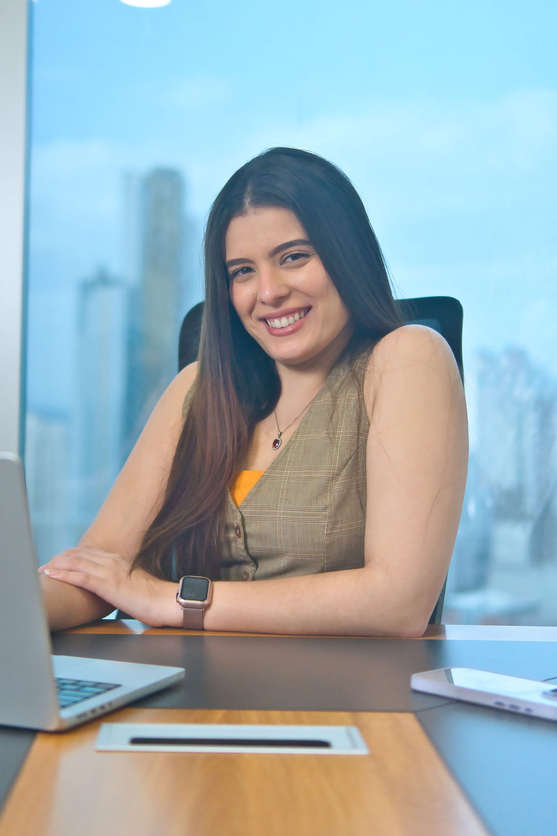 Nicole Castaño trabajando en la estrategia de una marca desde su computador