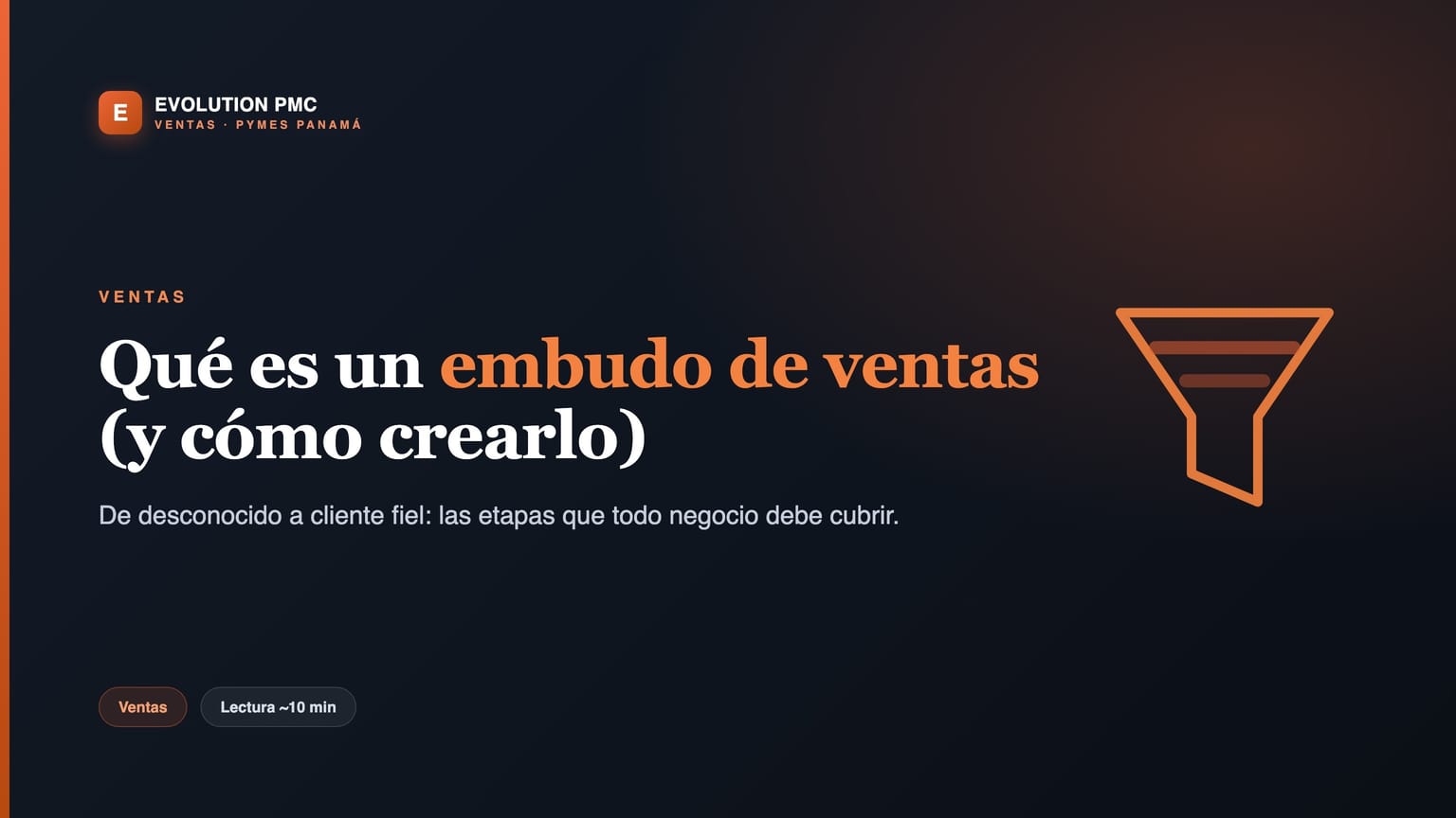 Dueño de un negocio en Panamá dibujando las etapas de un embudo de ventas en un cuaderno sobre su escritorio